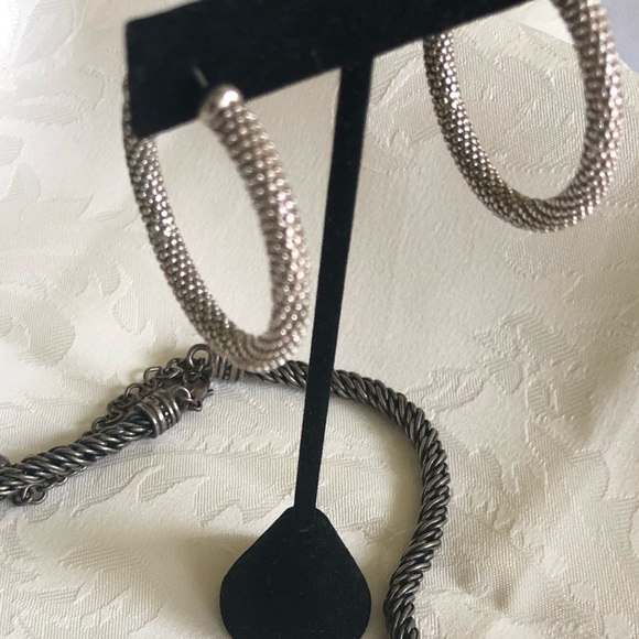 Silver-Grey tone textured Hoop Earrings - Picture 5 of 7